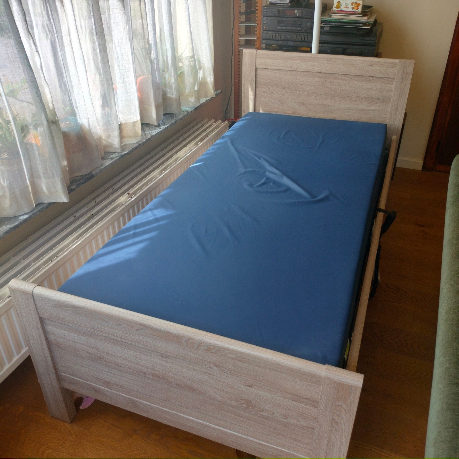 Elektrisch bed met matras en optrekbeugel, Ophalen
