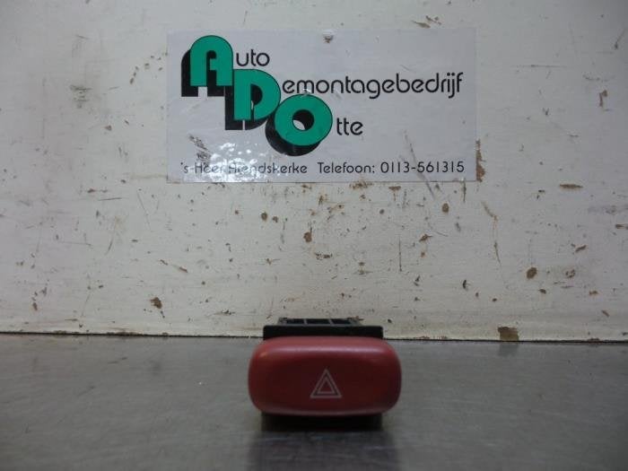 Commutateur éclairage d'urgence d'un Suzuki Alto (Alto 02-), -, Utilisé, -, Suzuki