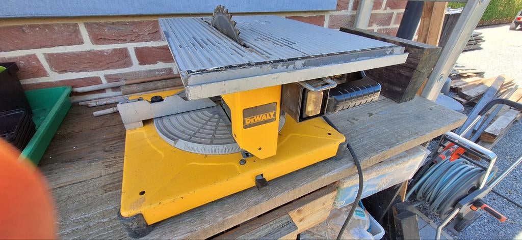 Scie à onglets Dewalt DW710, 600 à 1200 watts, Scie à onglet, 30 à 70 mm, Enlèvement