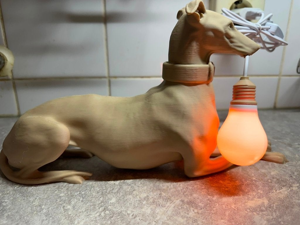 whippet greyhound windhond beeld lamp, Antiek en Kunst, Ophalen of Verzenden, Overige materialen, Beeld, Beige
