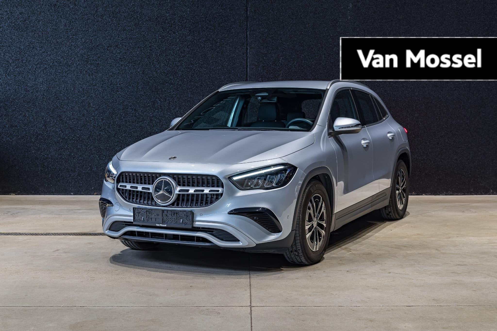 Mercedes-Benz GLA GLA 180 Business Line CAMERA | CARPLAY | Z, Auto's, Mercedes-Benz, Stof, Gebruikt, Zwart, 4 cilinders
