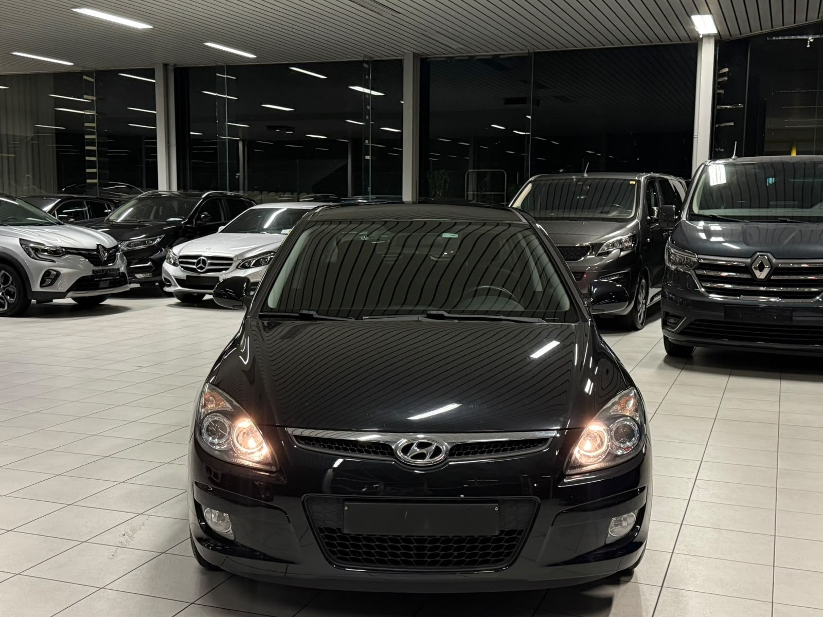 Hyundai i30 Automatique 1.6i Essence 85kW Euro 4, Auto's, Monovolume, Gebruikt, 1591 cc, Zwart
