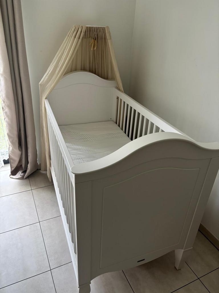Lit enfant 140x70 cm réglable + matelas – Très bon état, Enlèvement, Comme neuf, Lit