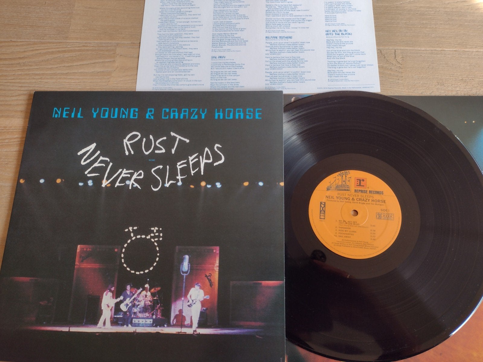 LP: NEIL YOUNG & CRAZY HORSE: RUST NEVER SLEEPS + inserts, LP, Ophalen of Verzenden, Zo goed als nieuw, Classic Rock