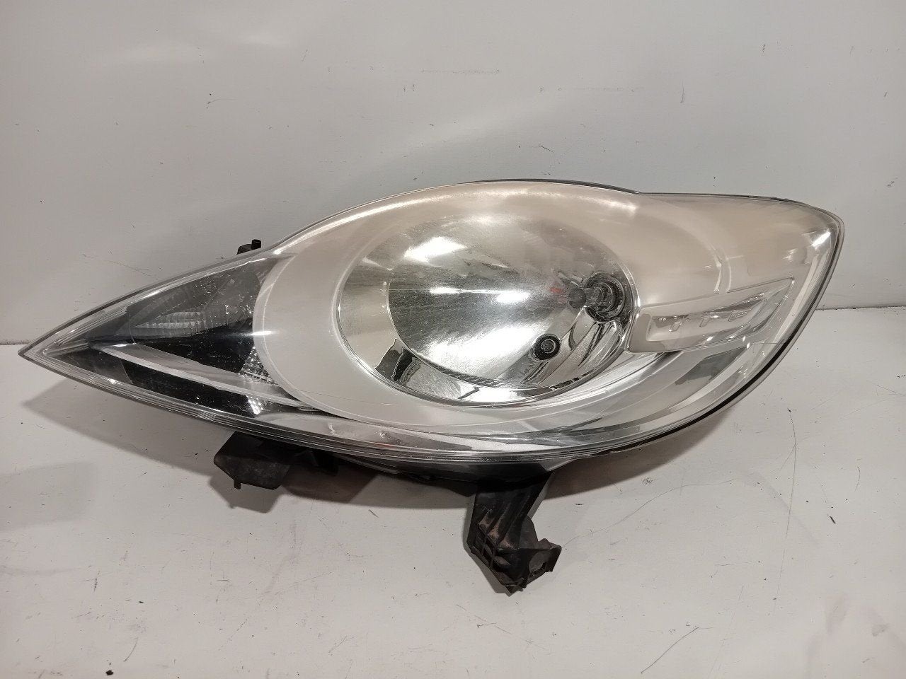 Koplamp links Peugeot 107, Onderdelen@venauto.nl, Van der Ven Autorecycling B.V., Citroën, Ettenseweg 76, 4706 PB Roosendaal, The Netherlands