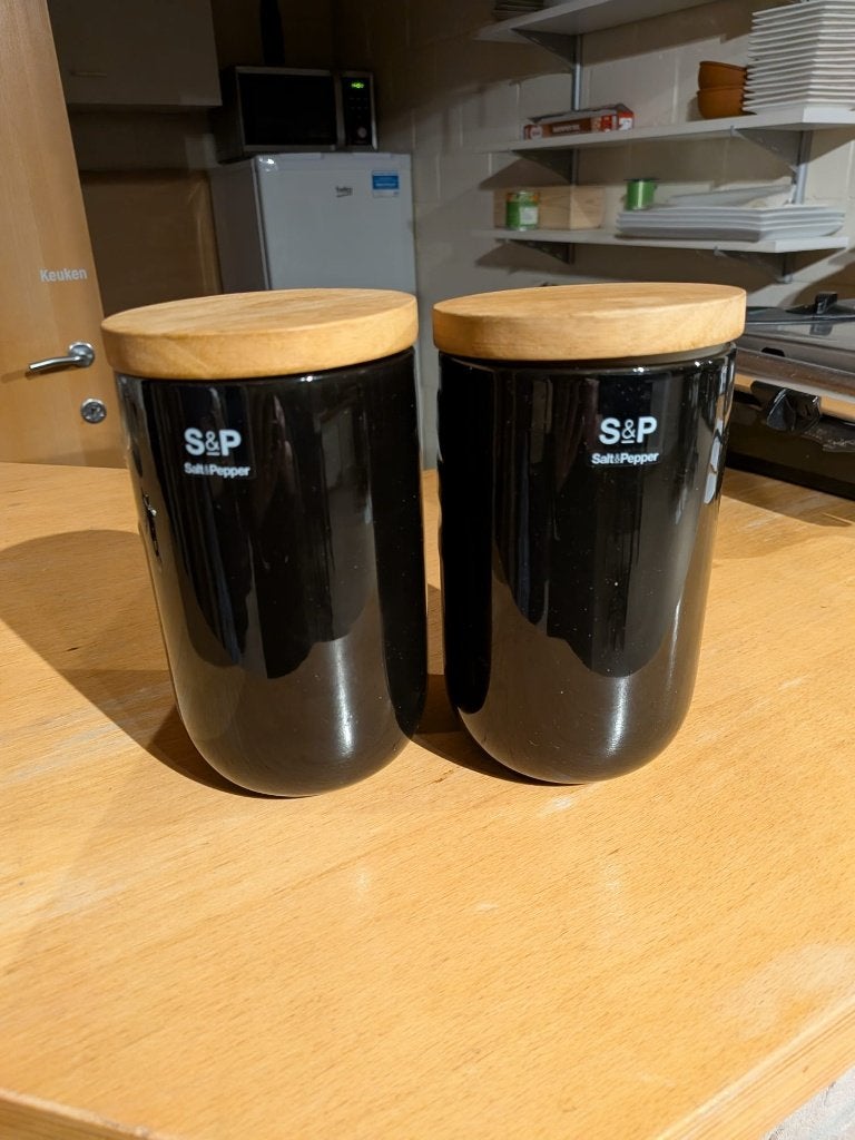 2 bocaux S&P noirs - H 17 et diam 9,7 - 10€, Enlèvement ou Envoi, Autres marques, Pot de stockage, Comme neuf