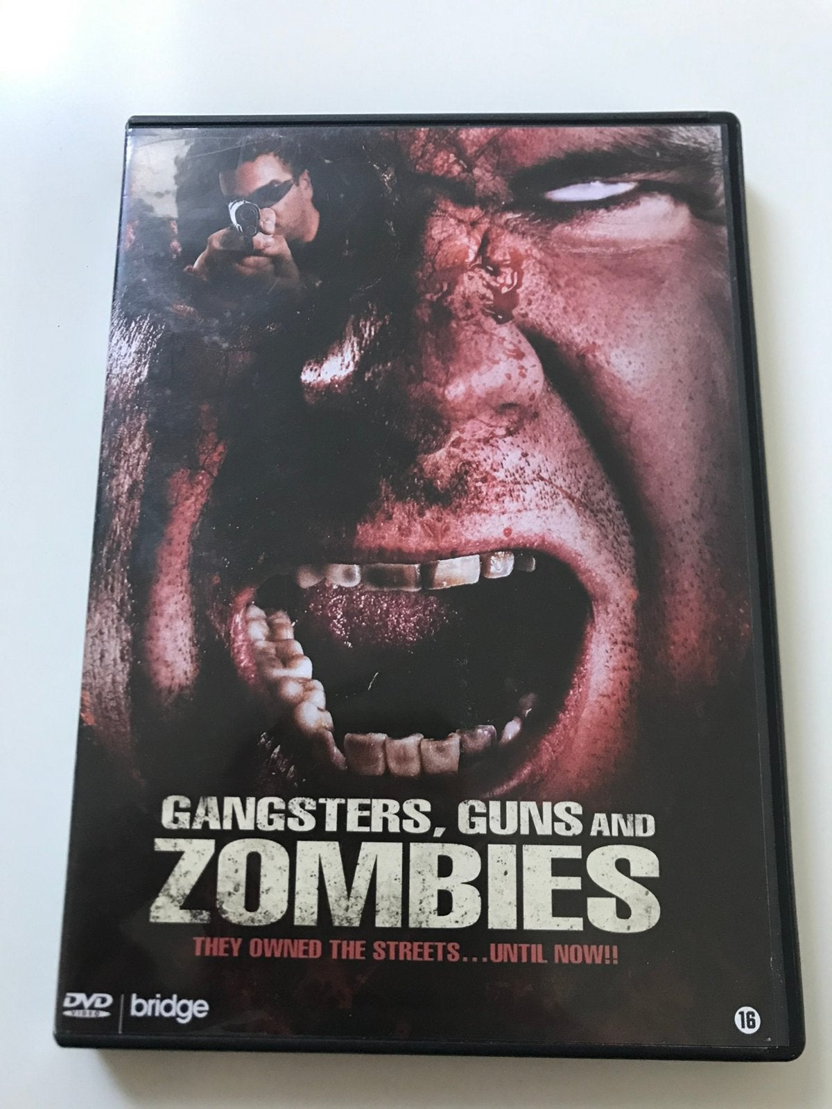 DVD Gangsters, Guns and Zombies, Cd's en Dvd's, Dvd's | Horror, Vampiers of Zombies, Engels, Vanaf 16 jaar, Nederlands
