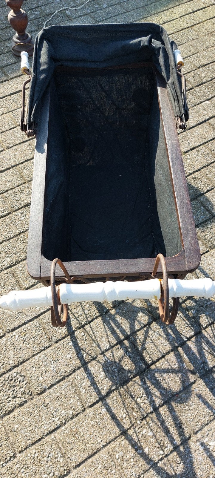 een grote oude rieten  poppenwagen met stoffen bekleeding, Enlèvement