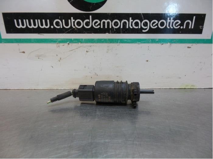 Ruitensproeierpomp voor van een Volkswagen Golf (Golf 04-), Gebruikt, -, Volkswagen, -