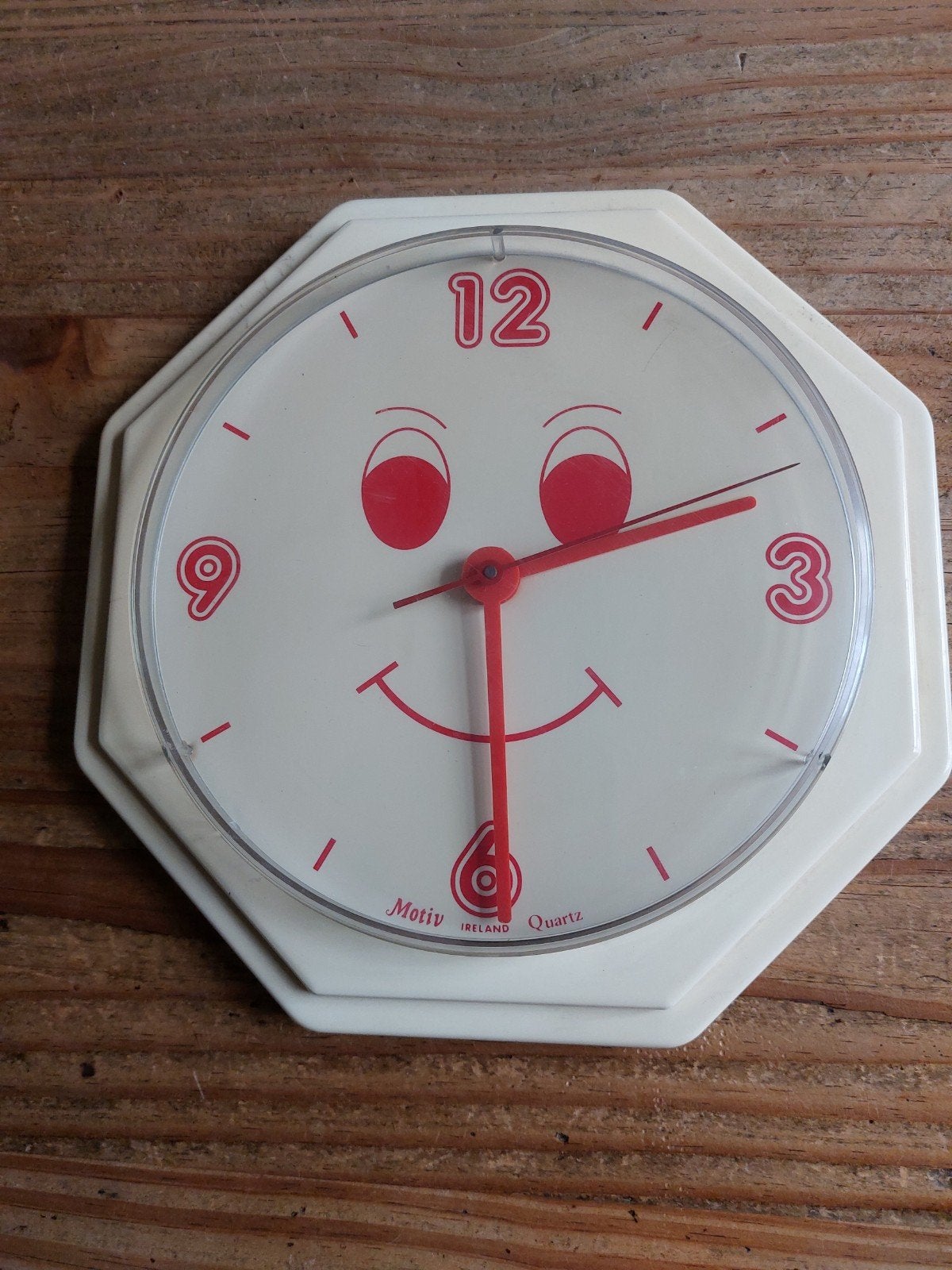 Horloge mural, Enlèvement