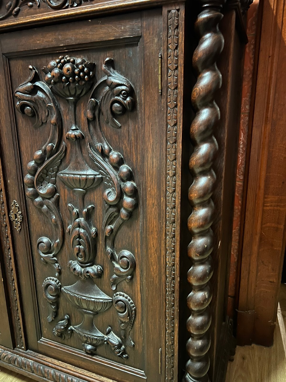 Belle armoire en noyer aux détails élégants, Enlèvement