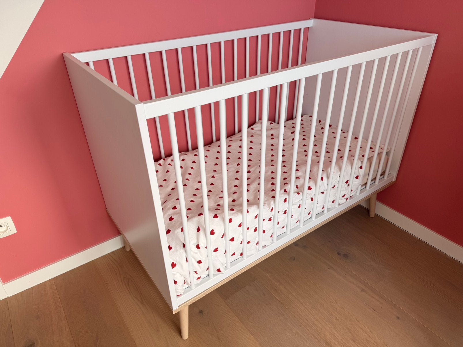 Babybed met matras & lakens, Kinderen en Baby's, Babywiegjes en Ledikanten, Ophalen, Zo goed als nieuw, Ledikant