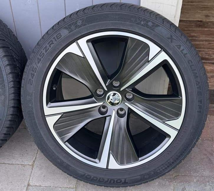 18 inch velgen met banden i.z.g.s, Autos : Pièces & Accessoires, Pneus & Jantes, 245 mm, 4 Saisons, Véhicule de tourisme, Enlèvement