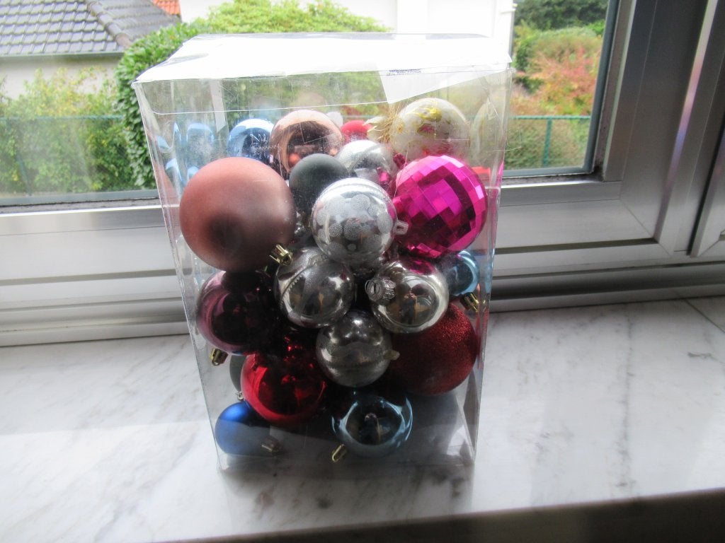 Veel kerstballen te koop in plastieken doos, Ophalen, Zo goed als nieuw