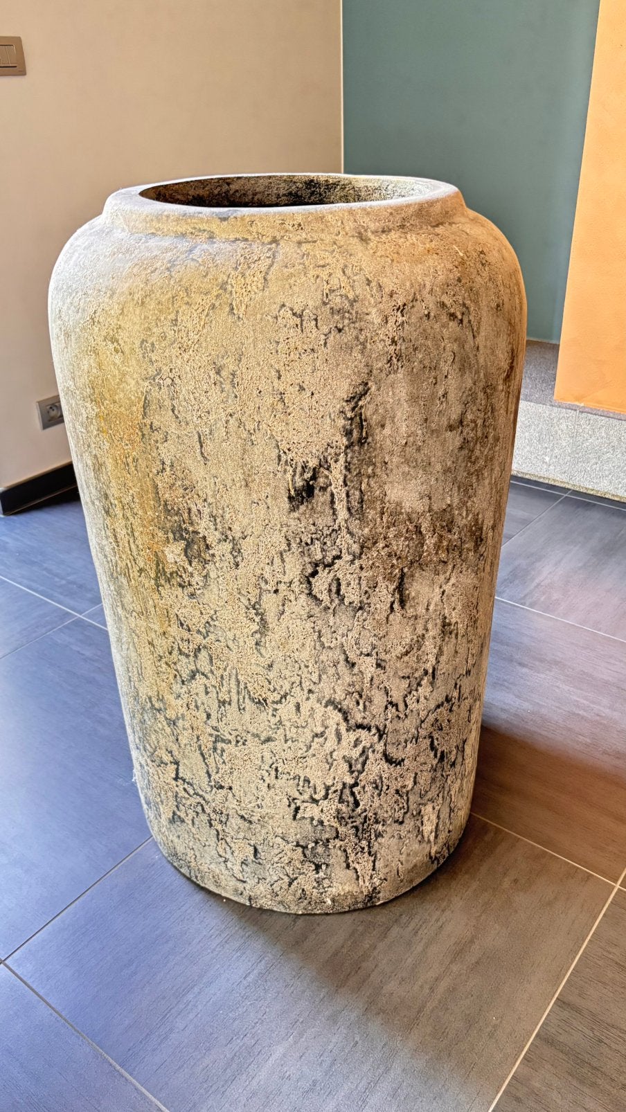 XL design vloervaas / sierpot – betonlook, Huis en Inrichting, Woonaccessoires | Vazen, Ophalen, Zo goed als nieuw