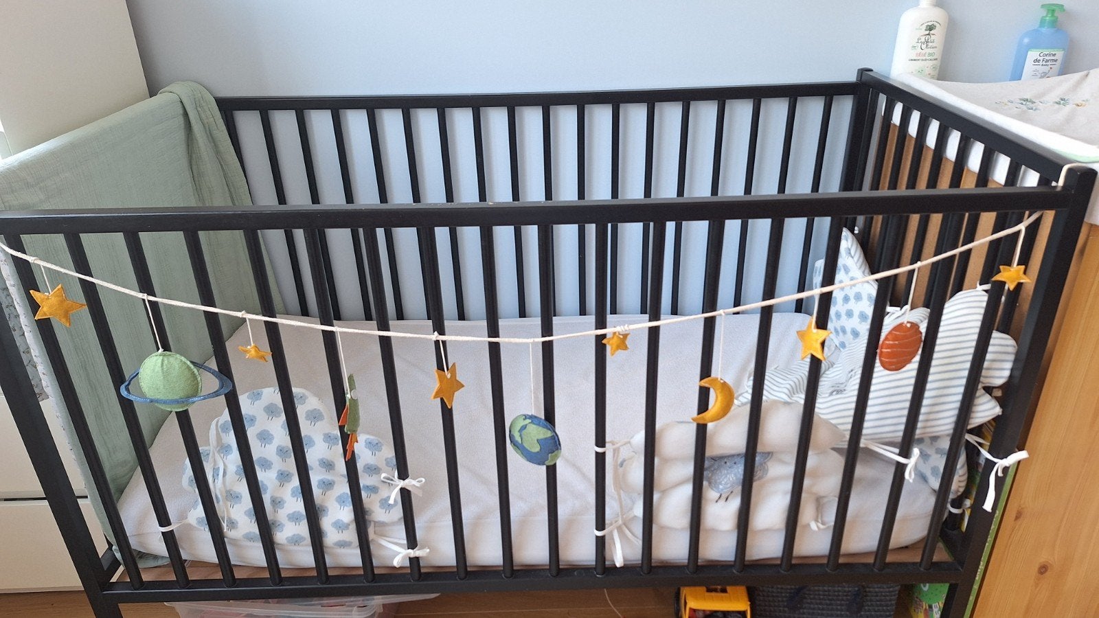 Lit bébé barreaux noir, 70 à 85 cm, Sommier à lattes, Enlèvement, Utilisé