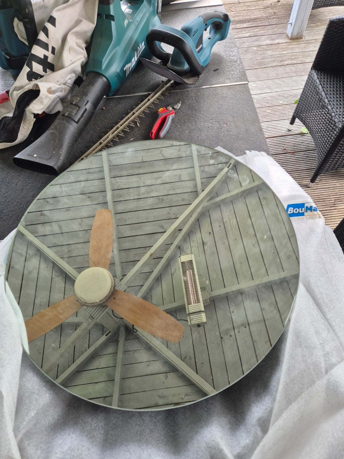 Miroir rond, Enlèvement