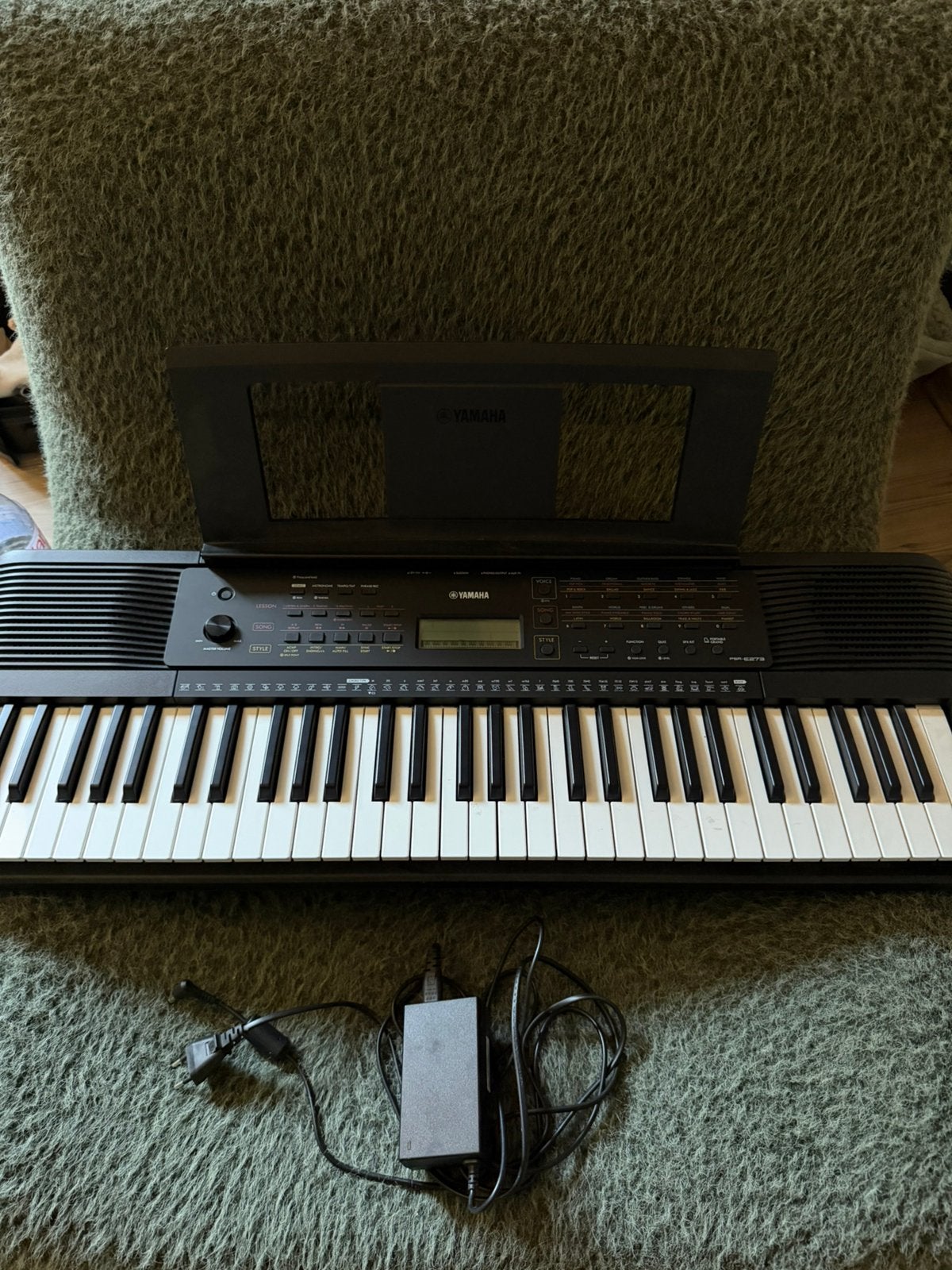 Yamaha PSR-E273 Keyboard 61 + adapter & muziekstandaard, Muziek en Instrumenten, Ophalen, 61 toetsen, Yamaha, Zo goed als nieuw