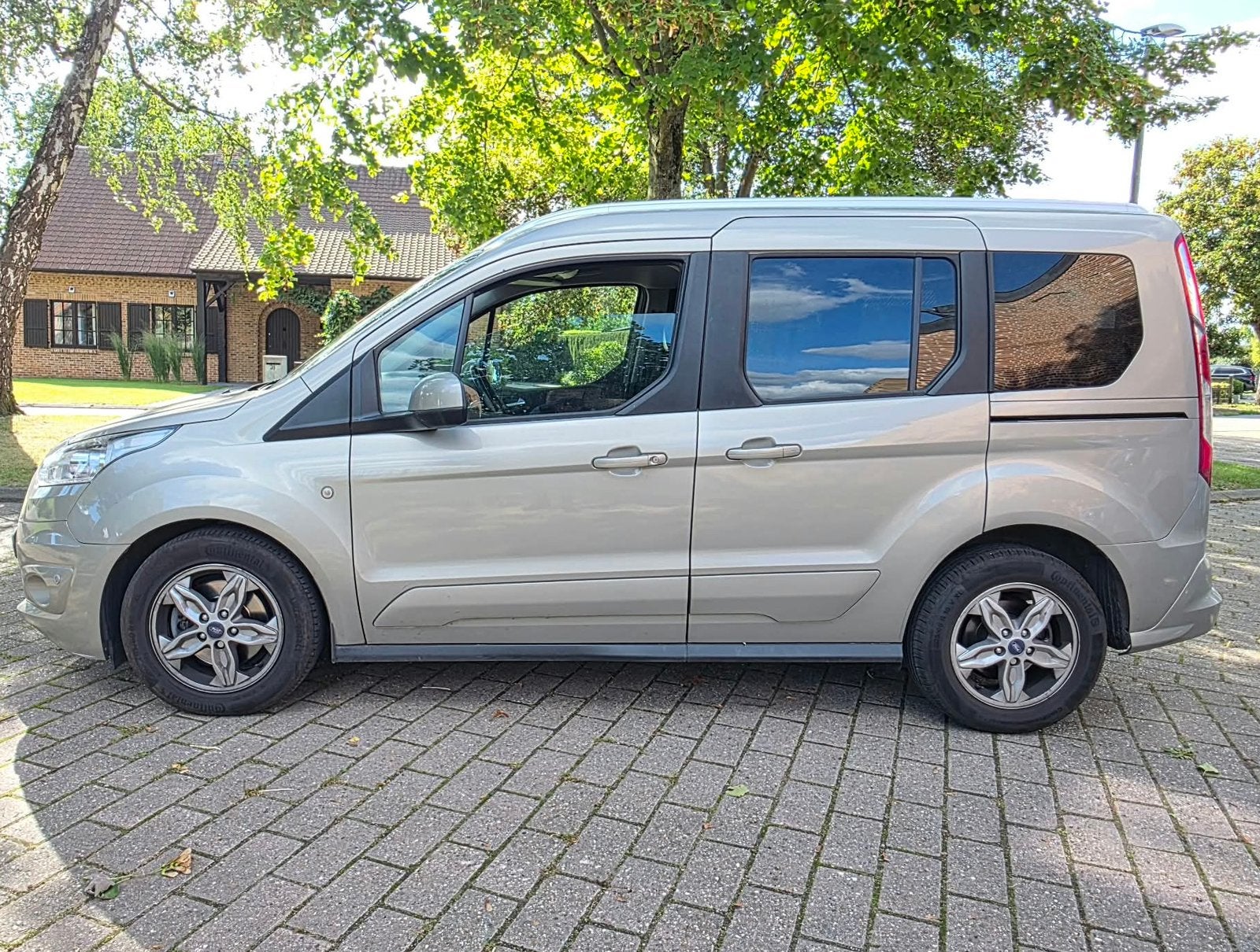 Ford connect 1.0 benzine 131000 km 08/2016, Auto's, Monovolume, Traction-control, Euro 6, 5 deurs