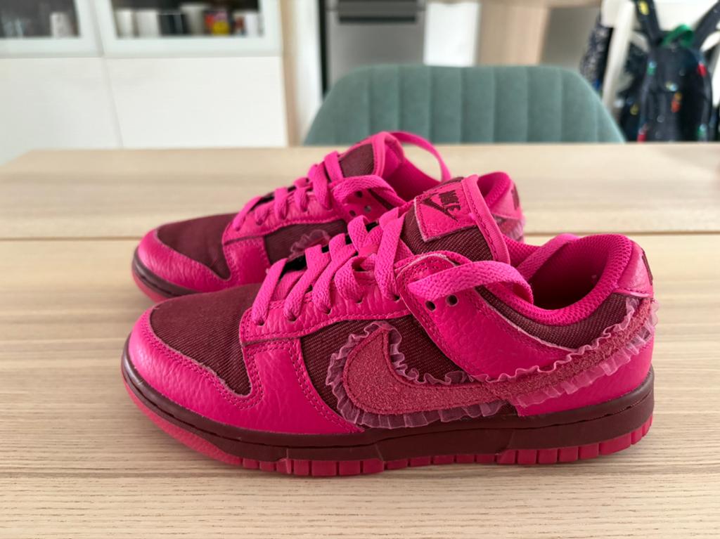 Nike Dunk Low - Valentine’s Day - Taille 36, Enlèvement ou Envoi, Comme neuf