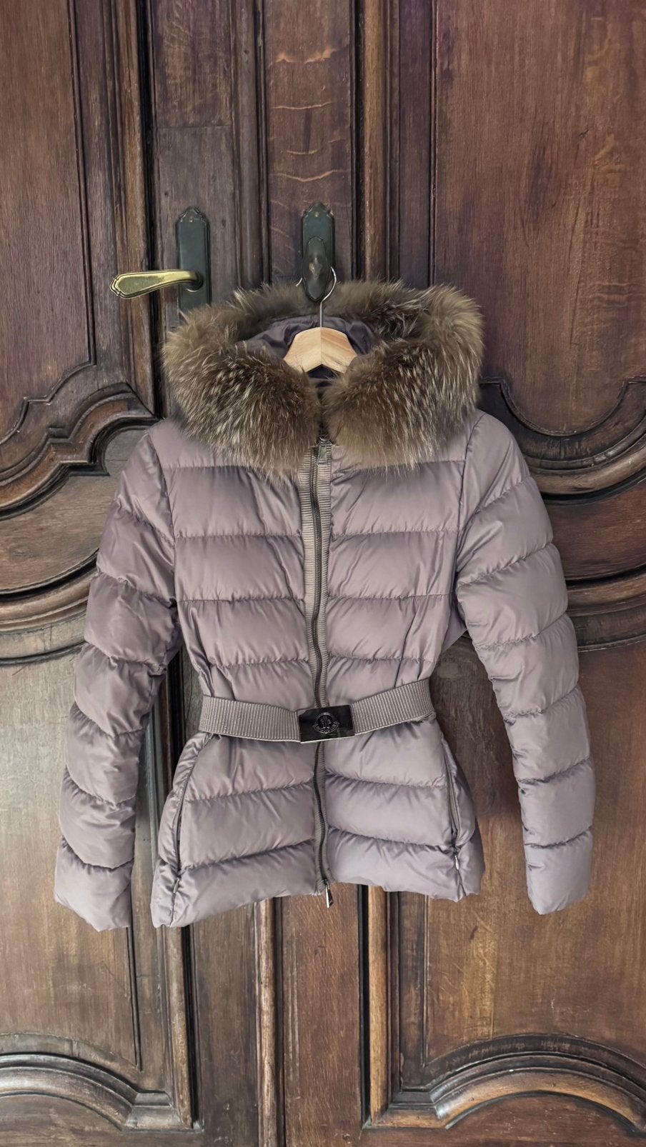 Veste Moncler originale avec col en fourrure véritable, Enlèvement ou Envoi, Comme neuf, Taille 38/40 (M), Beige