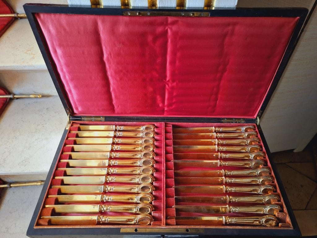 Coffret couteaux en vermeil, Enlèvement