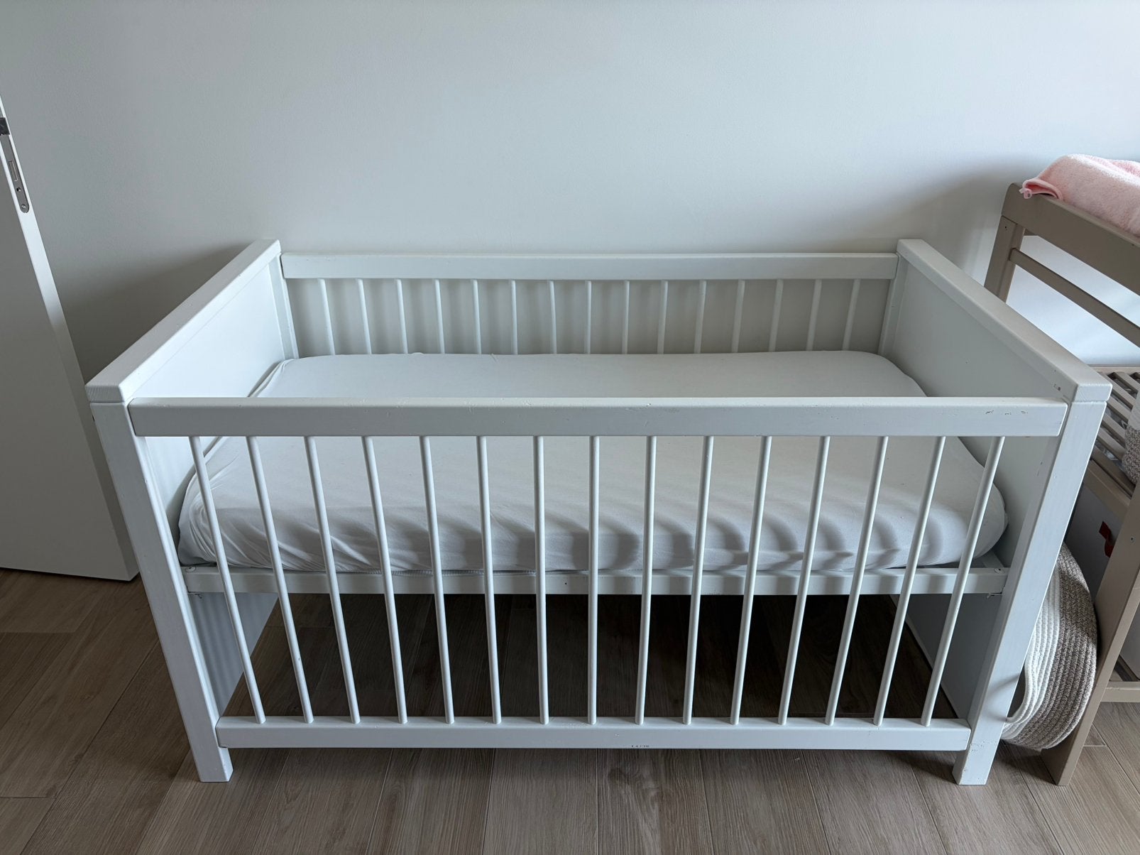 Stevig houten babybedje + matras, Kinderen en Baby's, Babywiegjes en Ledikanten, Gebruikt, Ledikant, Ophalen