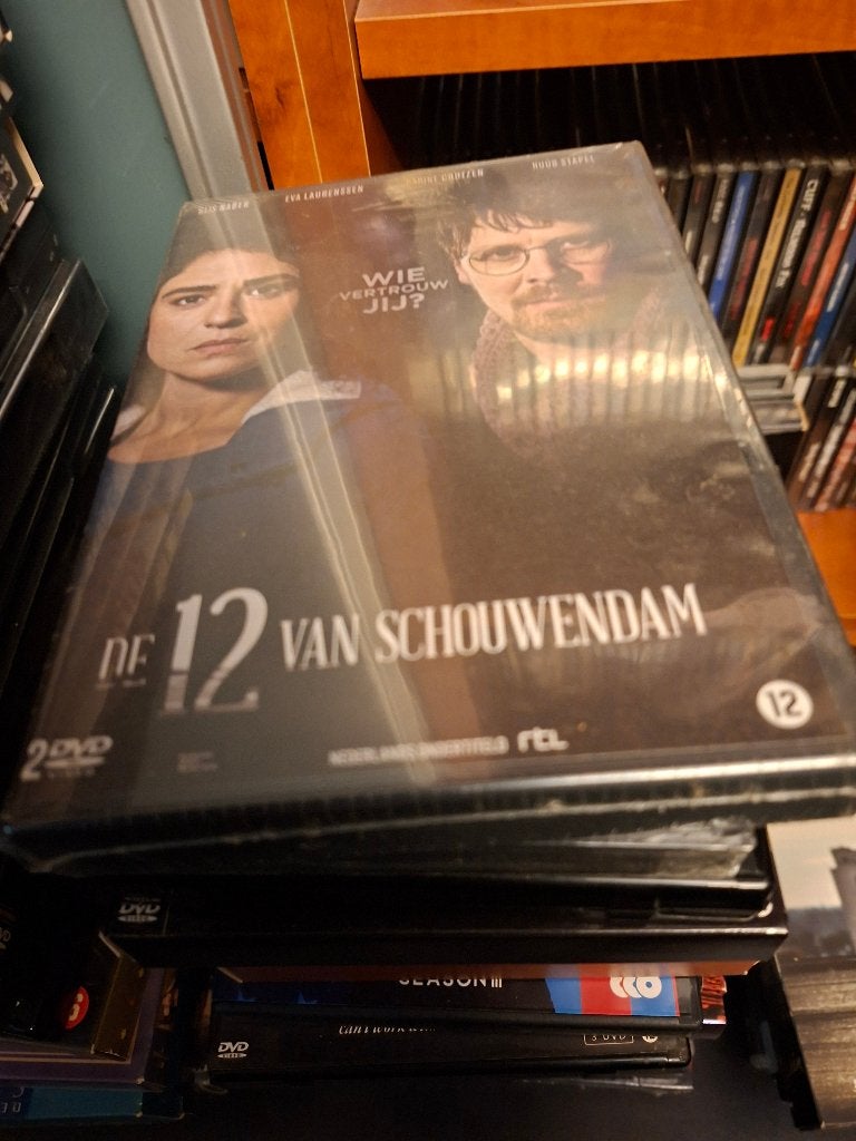 dvd - de 12 van schouwendam - 2 disc - sealed - doos 4, Cd's en Dvd's, Nederlands, Ophalen of Verzenden, Nieuw in verpakking, Vanaf 12 jaar