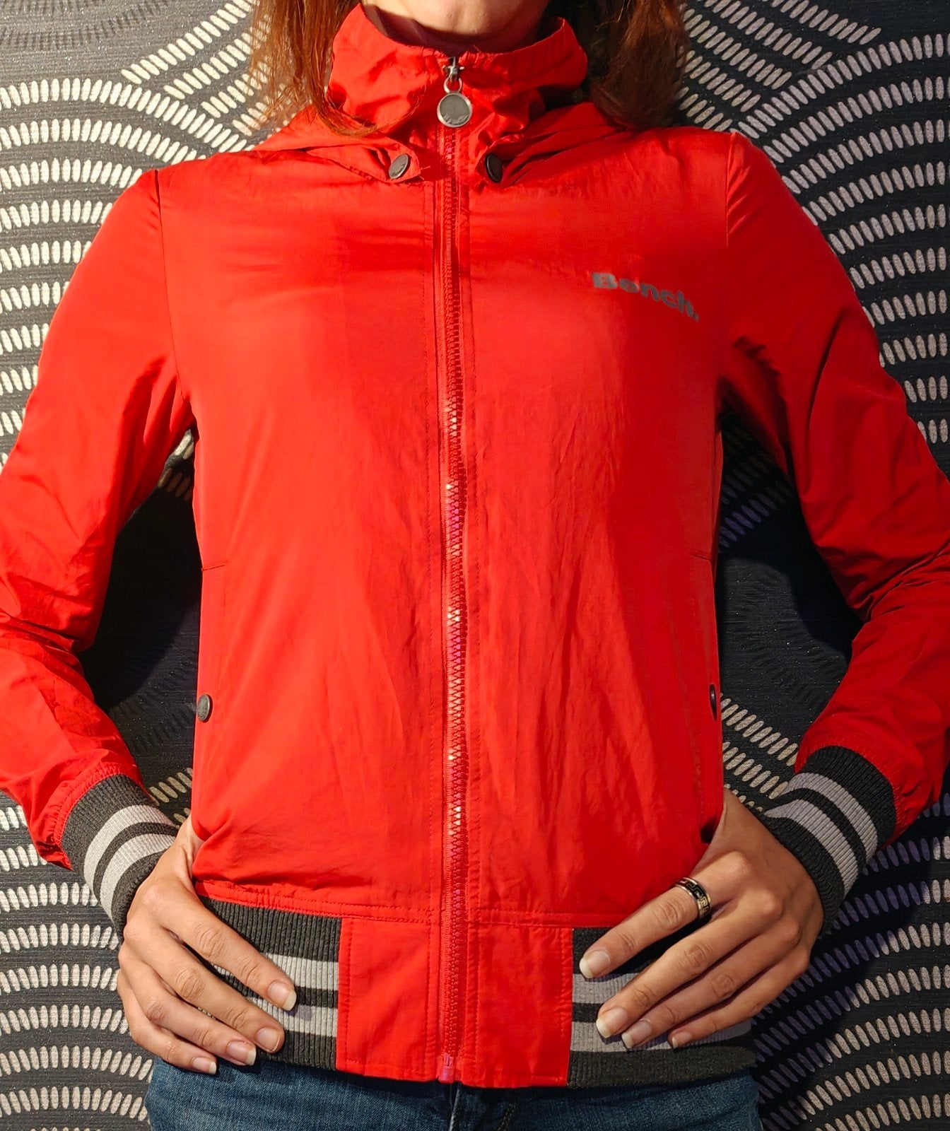Rood windjack met capuchon voor dames van Bench. - Maat XS, Kleding | Dames, Jassen | Zomer, Bench, Ophalen of Verzenden, Zo goed als nieuw