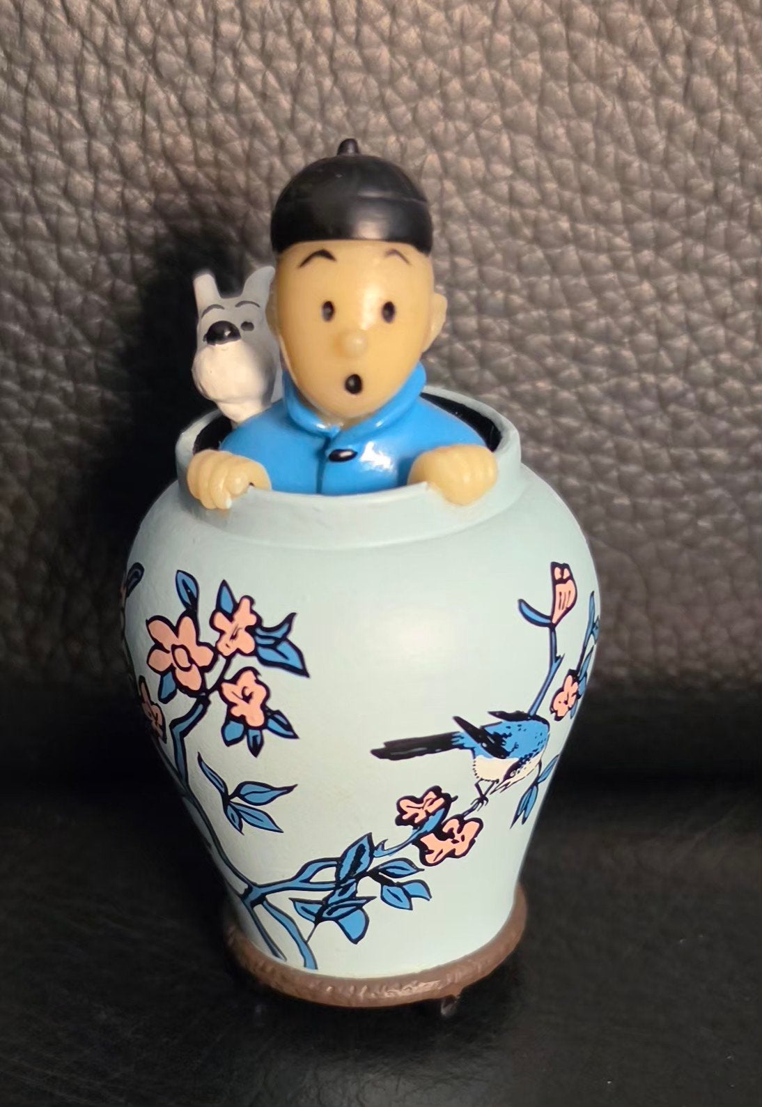 crêpe dans un vase en forme de lotus bleu., Enlèvement ou Envoi, Tintin, Comme neuf, Statue ou Figurine