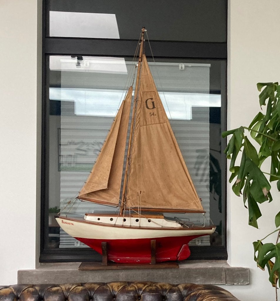Antieke zeilboot schaalmodel, Ophalen