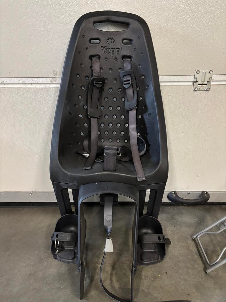Thule/GMG Yepp fietsstoeltje + optioneel easyfit adapter, Ophalen, Zo goed als nieuw, Achterzitje, Voetsteuntjes