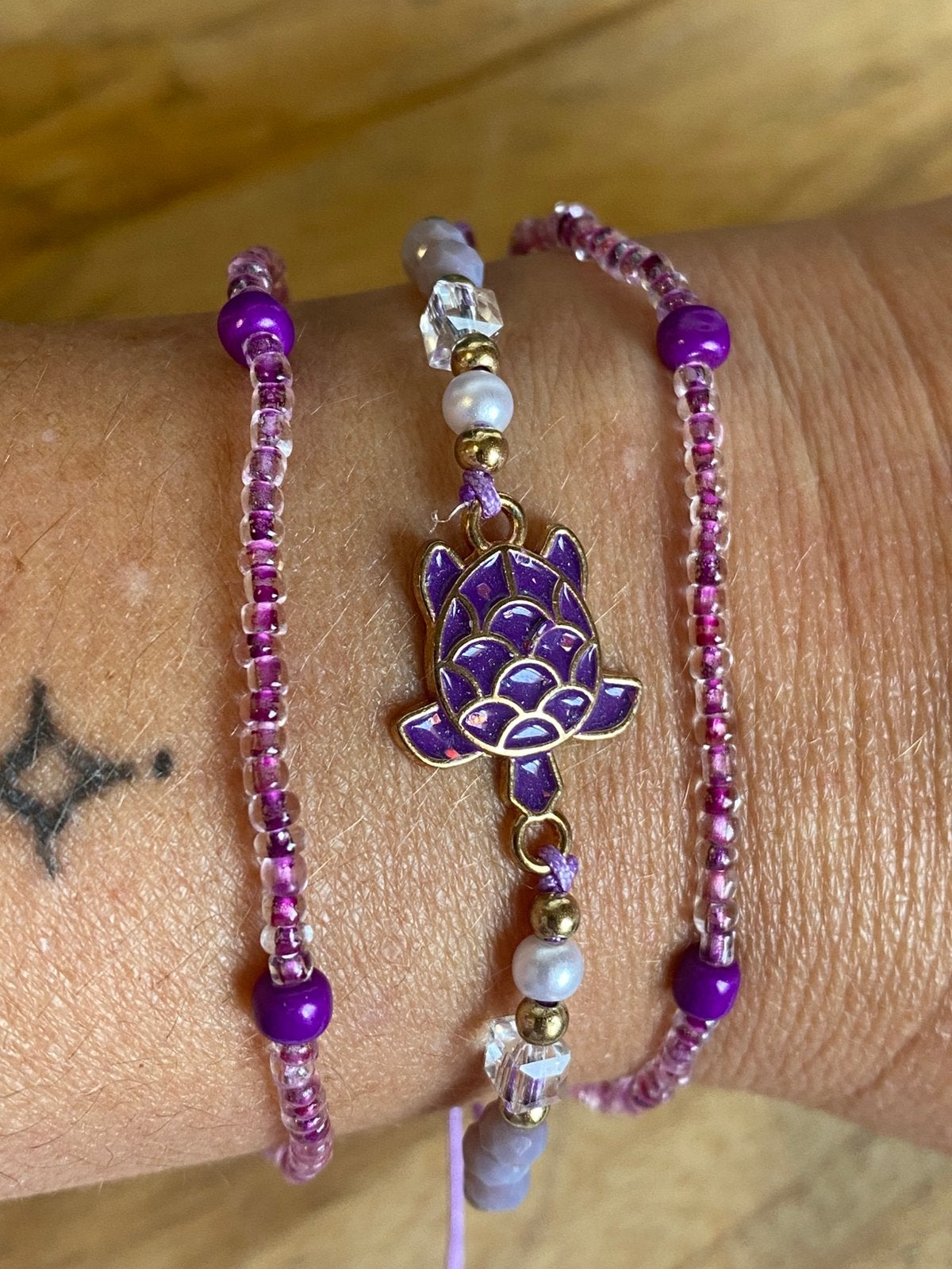 Bracelet tortue violette, Bijoux, Sacs & Beauté, Envoi, Neuf, Élastique ou Cuir, Avec bracelets à breloques ou perles
