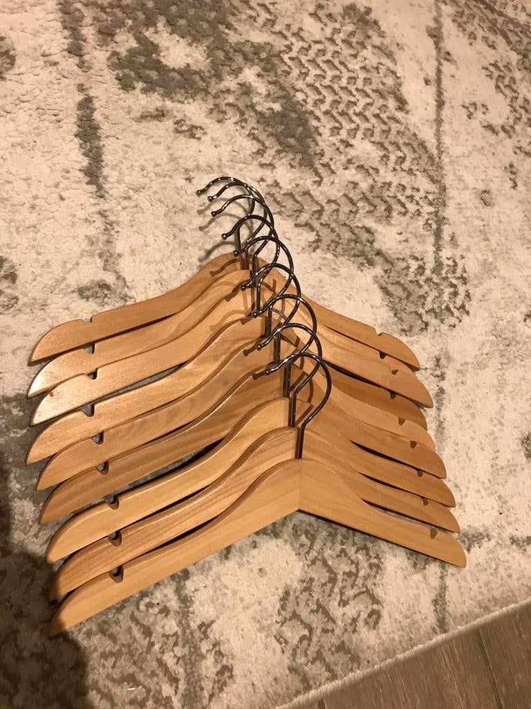 9 KİNDER KLEERHANGERS , HOUT EN NİEUWE STAAT !!, Kleding | Dames, Kledinghangers, Ophalen of Verzenden, Zo goed als nieuw, Hout