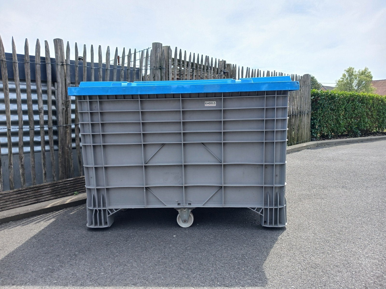 Euro rolcontainer op wieltjes,zeer goede staat !, Ophalen