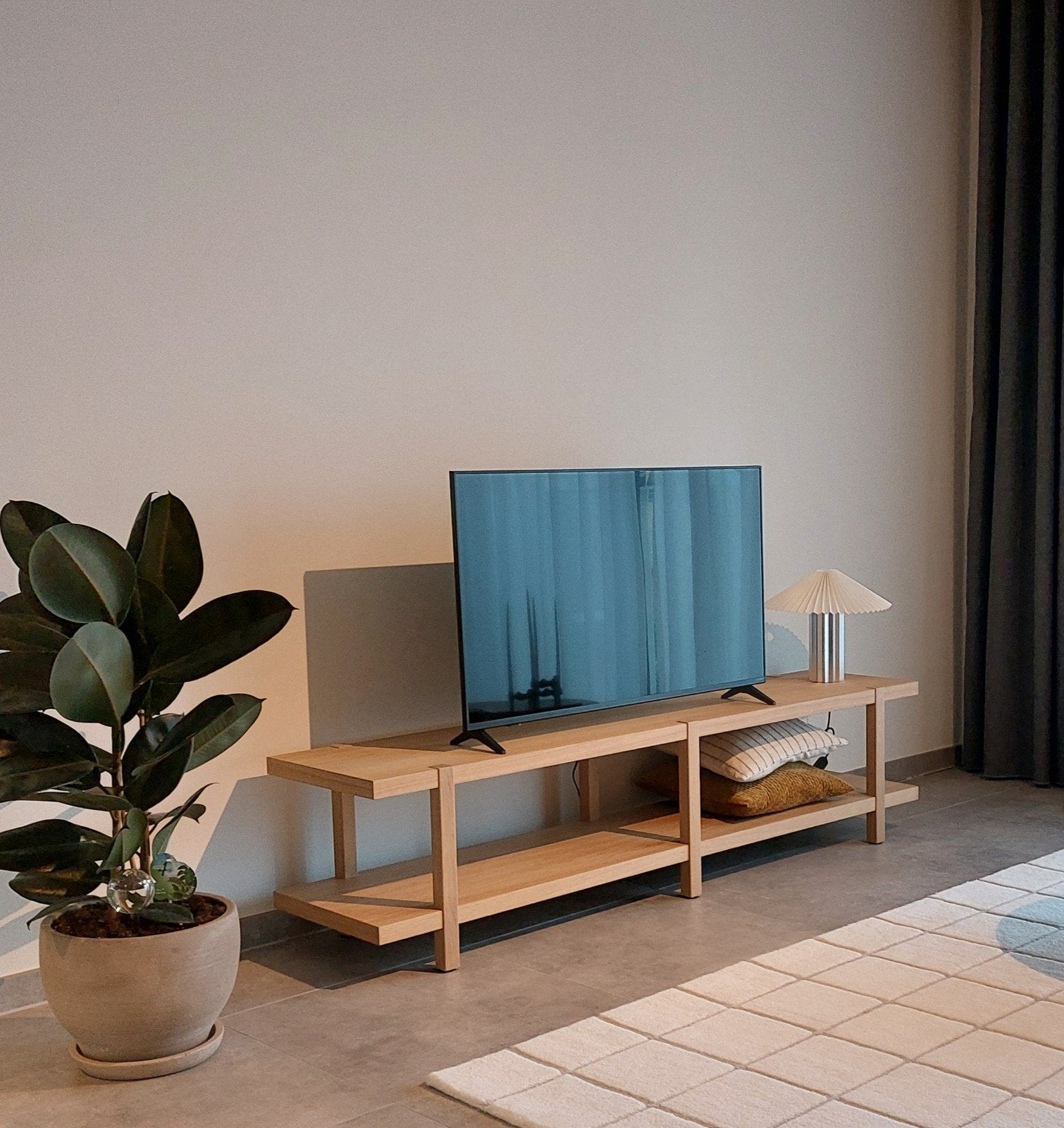 Bankje/ TV meubel / Side table - Stockholm 2025, Huis en Inrichting, Ophalen