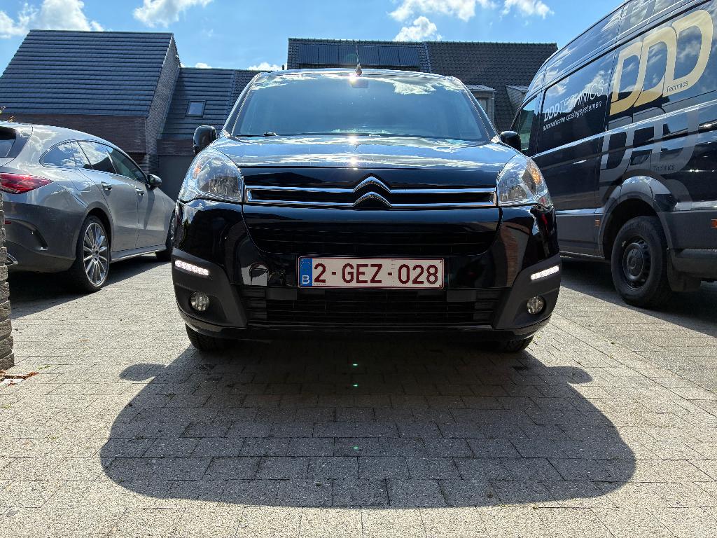 « À première vue, on est immédiatement convaincu. », Autos, Euro 6, 3 places, Carnet d'entretien, Noir