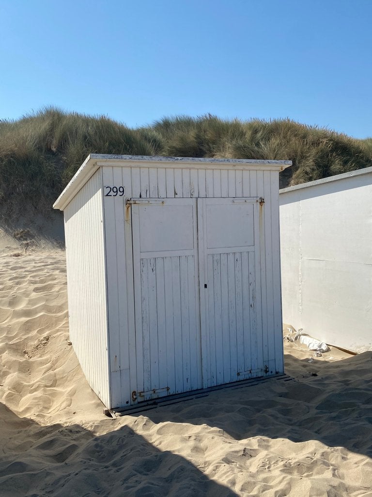 Strandcabine met inboedel