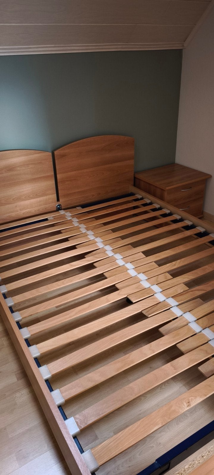 Bed met lattenbodem en matras + 1 nachtkastje, Huis en Inrichting, Ophalen, Gebruikt, 140 cm, Twijfelaar
