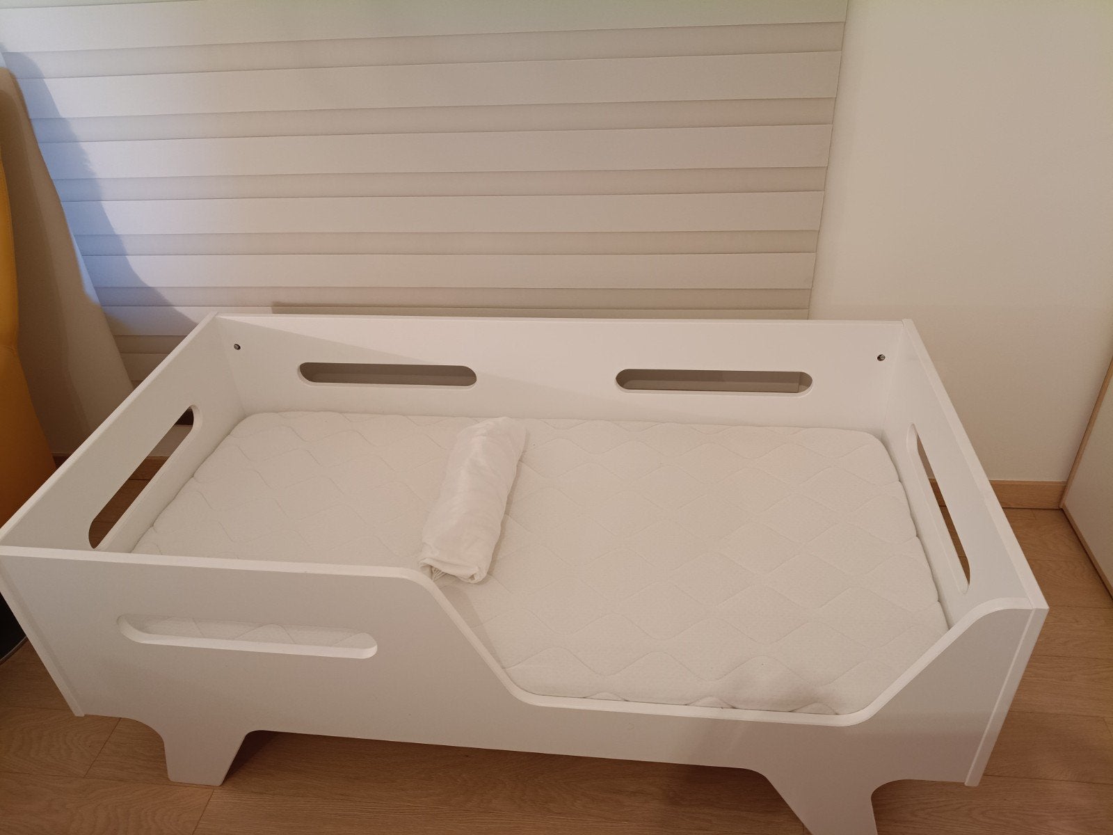 Kinderbed wit 70 x 140 cm, Kinderen en Baby's, Kinderkamer | Bedden, 70 tot 85 cm, 140 tot 160 cm, Zo goed als nieuw, Ophalen