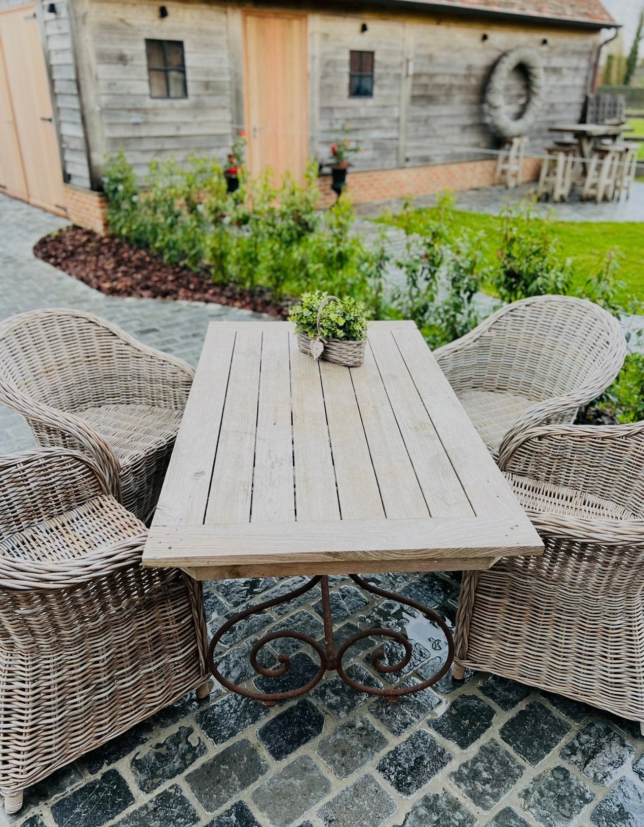 Landelijke tafel met smeedijzeren onderstel, Ophalen, Zo goed als nieuw