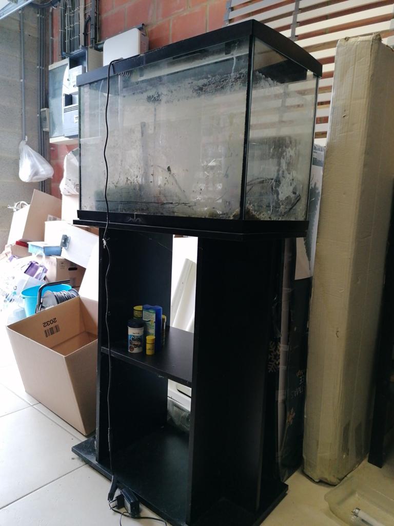Aquarium poisson à nettoyer + meuble support, Enlèvement