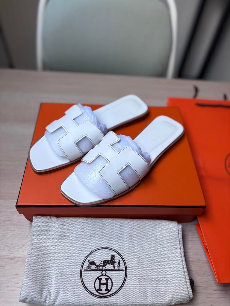 Pantoufles et sandales Hermès Oran, Enlèvement ou Envoi, Comme neuf, Blanc, Sandales de bain