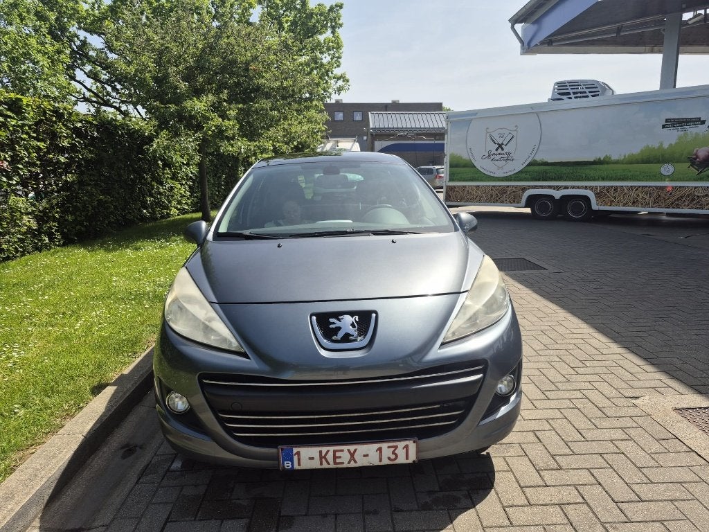 Peugeot 207 / Diesel / Clim / Pano, Argent ou Gris, Boîte manuelle, 5 portes, Particulier