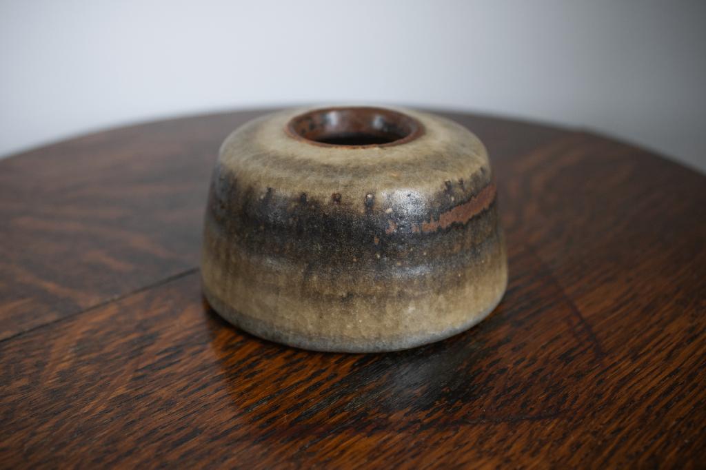Flat Brown Cylindrical Mobach Pot, Bruin Potje, Antiek en Kunst, Ophalen of Verzenden