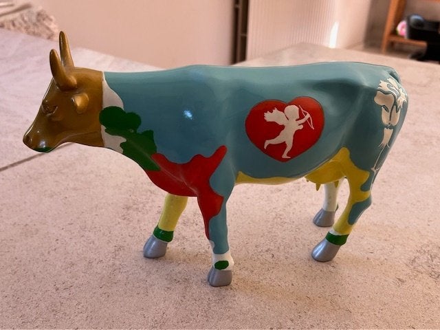 Koe 3 uit de collectie “Cow Parade” – Moocho Amor (large), Enlèvement, Sculpture, Signé