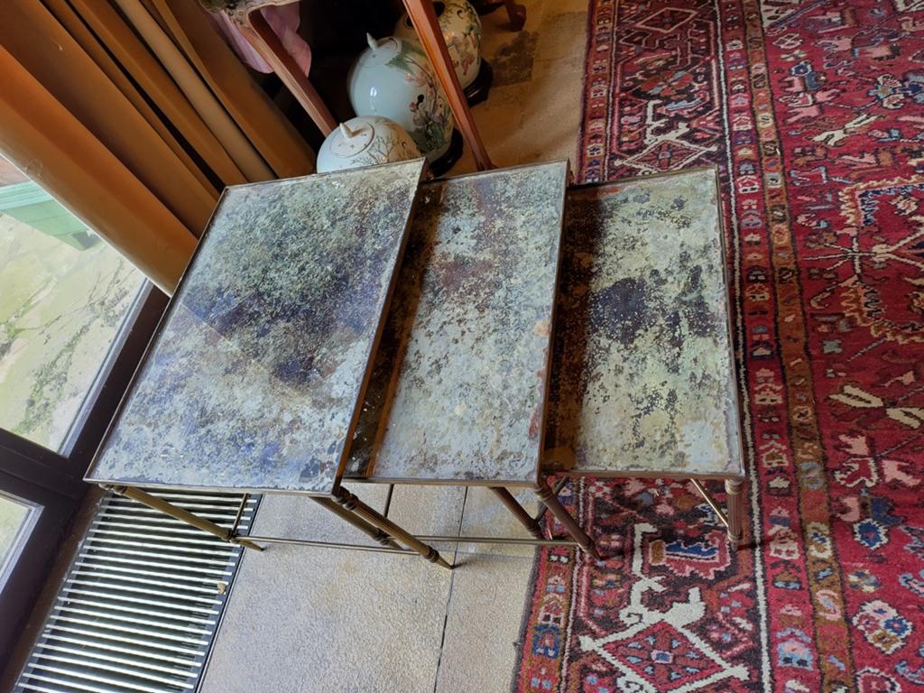 Vintage messing nesttafels met églomisé / antiquaire spiegel, Antiek en Kunst, Ophalen