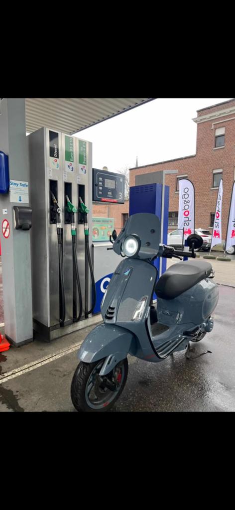 Vespa primavera b klasse, Fietsen en Brommers, Ophalen, Benzine, Klasse B (45 km/u), Zo goed als nieuw