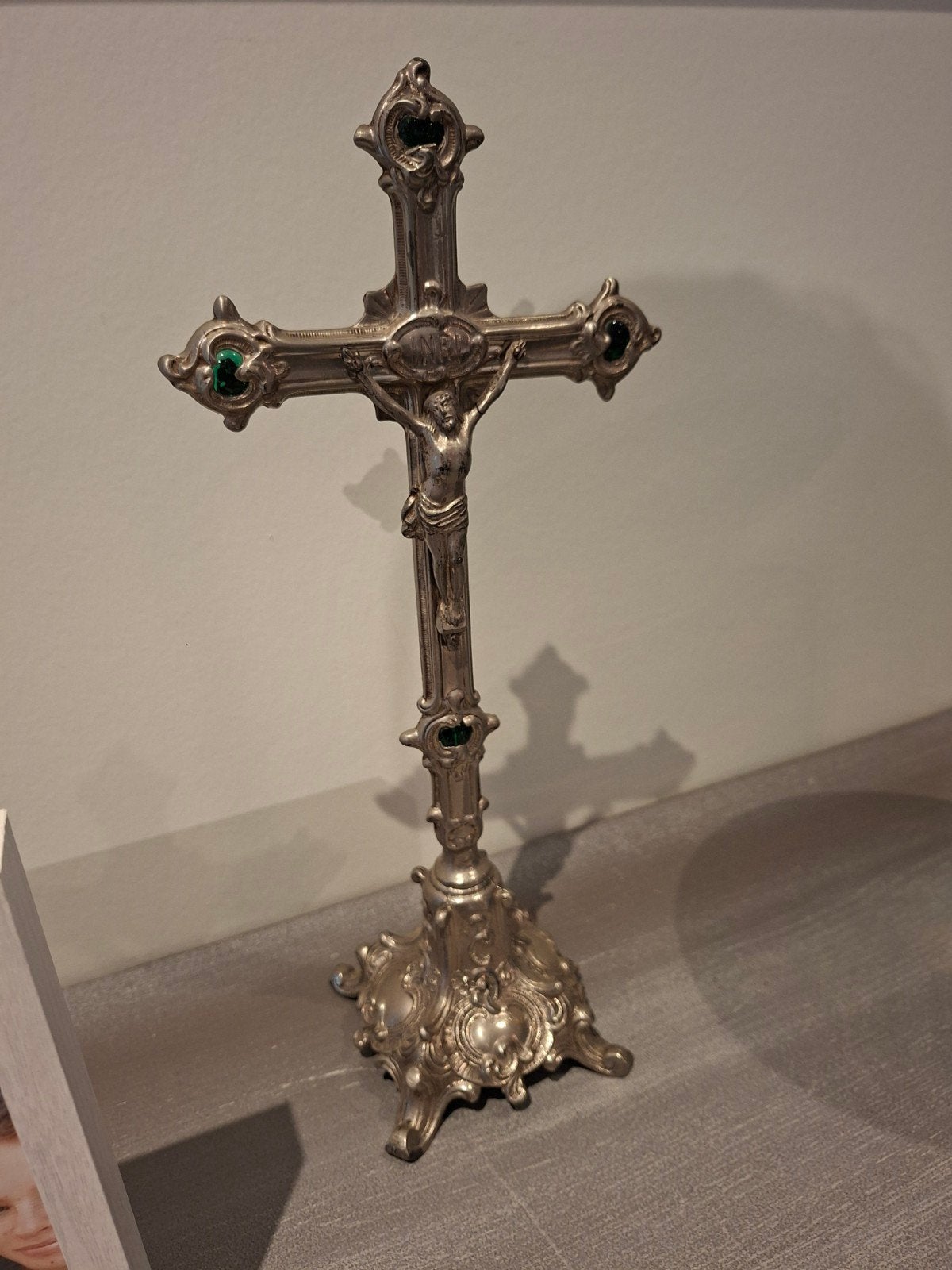 Kruisbeeld van zilverkleurig metaal met smaragdgroene caboch, Ophalen of Verzenden
