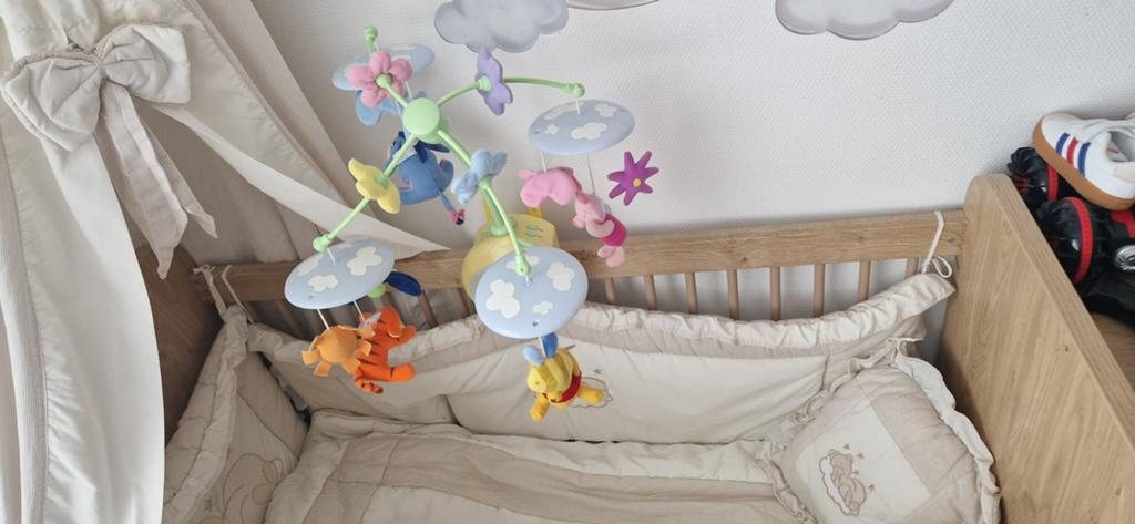 Lit bebe en bois + matelas + jeu + couverture et coussins, Enfants & Bébés, Chambre d'enfant | Lits, Enlèvement, Comme neuf, Matelas
